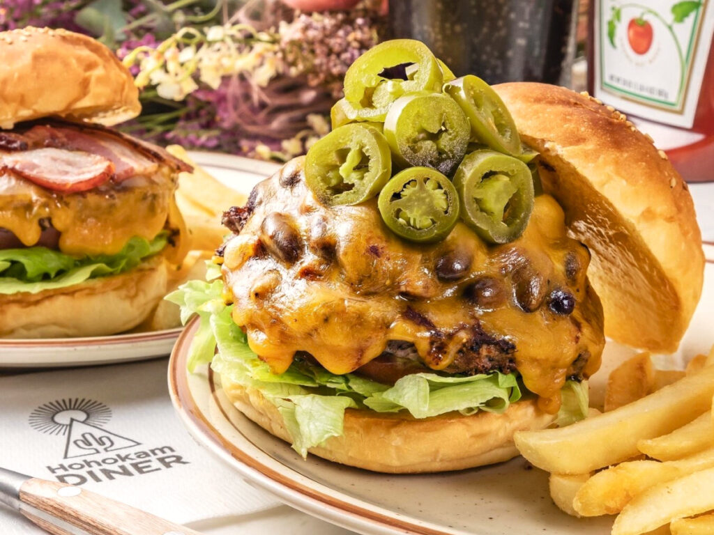 《ホホカムスパイシーバーガー》
（チリビーンズ・チェダーチーズ・ハラペーニョ）